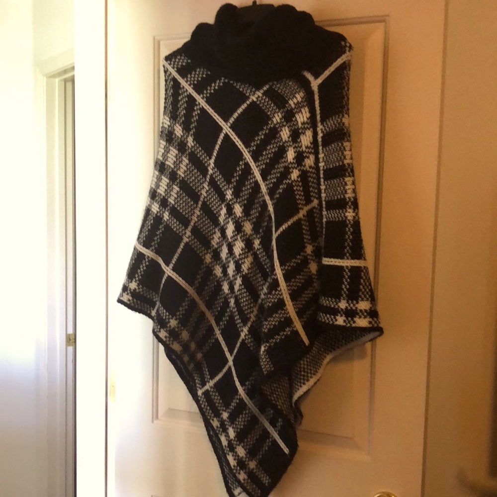 Black and white shawl with Cowell neck: one size